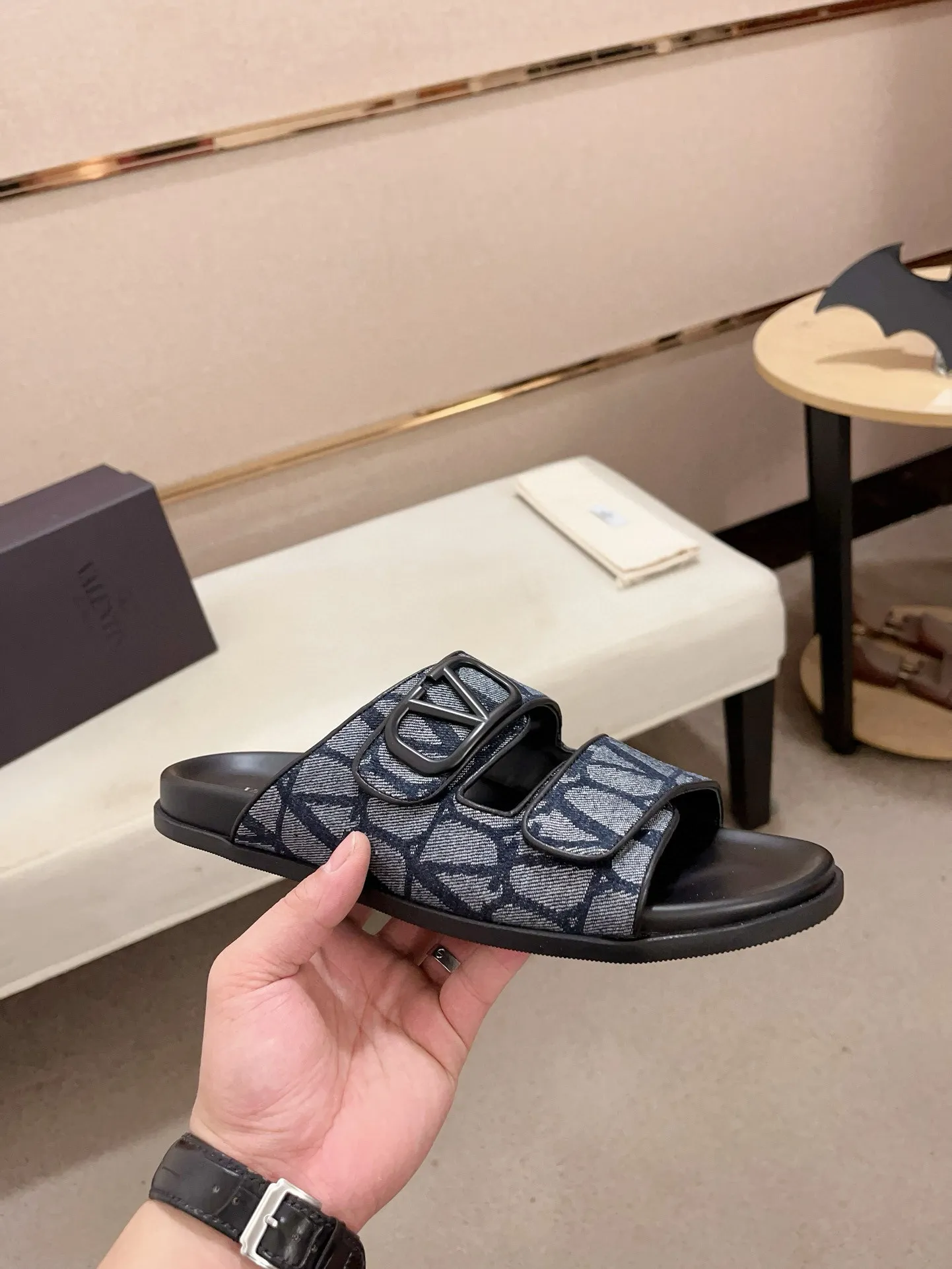 Men's shoes💰: 440💰[Valentino] New men's boutique slippers, counter quality, classic plaid, the actual workmanship is quite complex🔰The uppers are made of imported fabrics➕🐑Sheepskin lining, which tests the craftsman's craftsmanship➕original PU outsole. Size: 38-44 (45 can be customized, non-refundable)